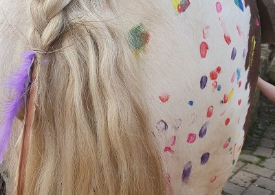Pferdehintern mit bunten Fingerabdrücken