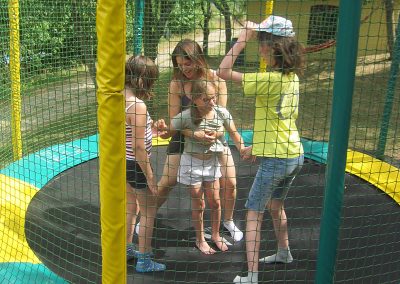 Vier lächelnde Mädchen auf einem Trampolin