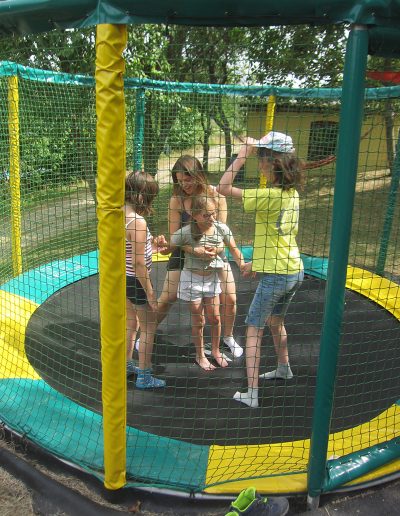 Vier lächelnde Mädchen auf einem Trampolin