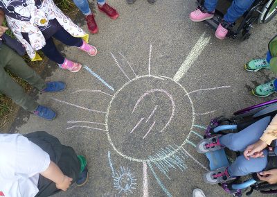 große, bunte Sonne mit Kreide gezeichnet