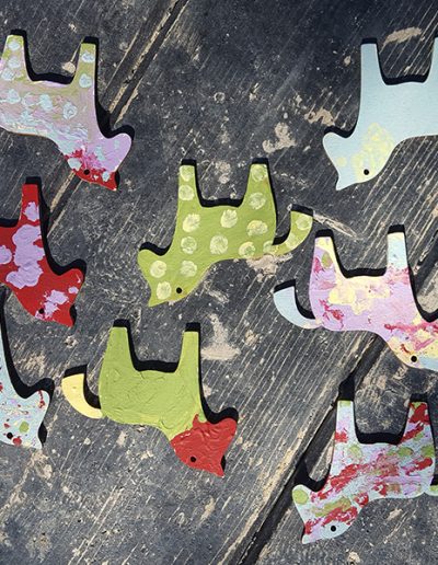 kleine ausgeschnittene Holzpferde