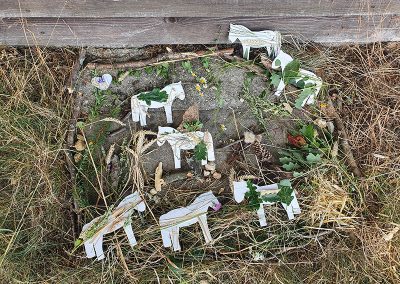 kreative Bastelecke mit Papier Pferden
