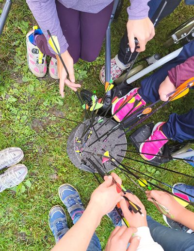 Füße und Hände sich auf dem grünen Gras