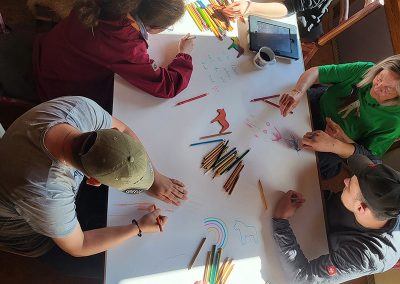 Gruppentisch mit kreativer Gemeinschaft