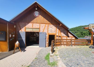 Das einladende Hauptstallgebäude der Pferdeinsel